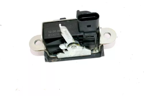 VW Golf 5 Passat Heckschloß Schloß unten an der Heckklappe 1K6827505E Fanghaken (101940)