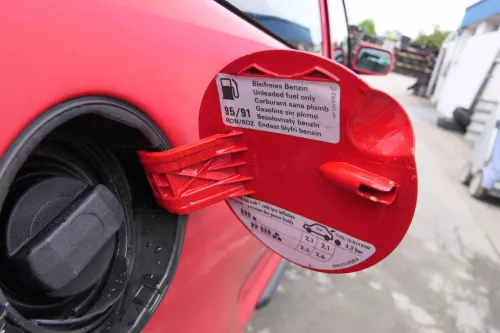 VW Polo 6N2 6N Tankdeckel Deckel Tank Tankverschluß rot LP3G Tankklappe (102957)