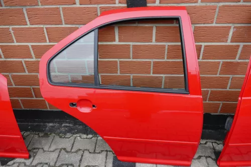 VW Bora Tür hinten rechts nur Limousine rot LP3G (ohne die große Scheibe)