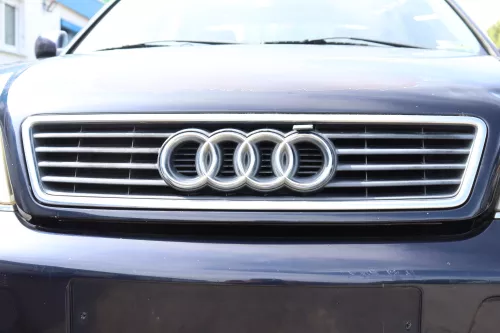 Audi A6 4B bis ca. Bj. 2001 Zeichen Kühlergrill Grill 4B0853651A (104353)