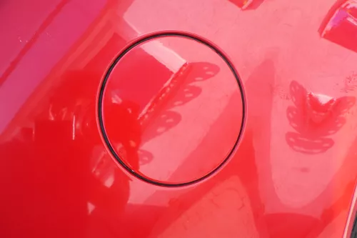 VW Golf 4 Limousine Tankdeckel Deckel Tank Tankverschluß rot LP3G (104426)