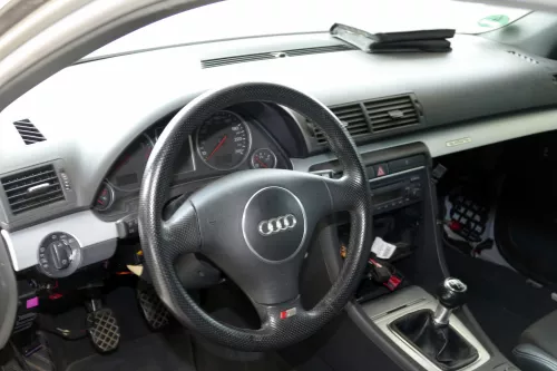 Audi A4 8E B6 Armaturenbrett Cockpit Amaturenbrett schwarz S-line
