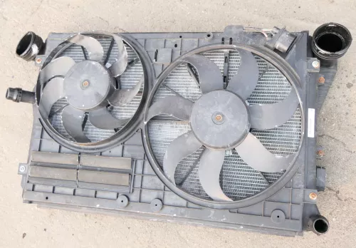 VW Touran Eos Golf 5 Kühler 1K0121251DM 1.9 2.0 TDI Ladeluftkühler Lüfter (108220)