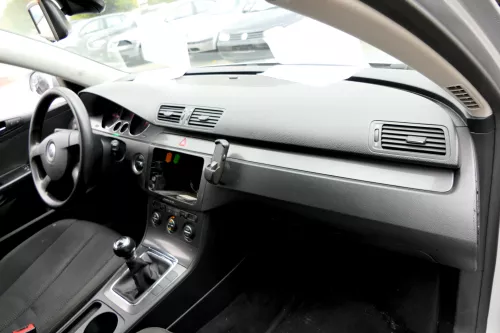 VW Passat 3C Armaturenbrett schwarz OHNE Anbauteile schwarz mit handy