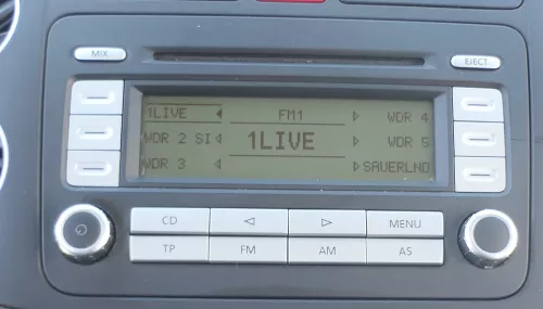 VW Golf 5 V Plus 6 VI Touran Caddy CD Radio RCD 300 1K0035186R mit Code (110177)