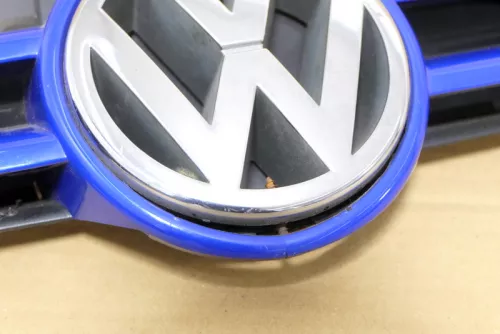 VW Golf 4 Grill Kühlergrill VW Zeichen Logo blau LW5Z - Mängel (110508)