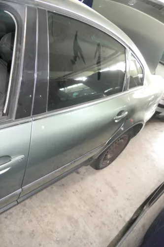 VW Passat 3B 3BG Limousine Tür hinten links mit Scheibe grün LA6W