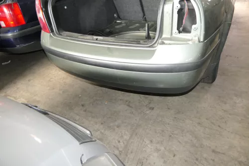 VW Passat 3BG 3B3 Limousine Stoßstange hinten Heckstoßstange grün LA6W