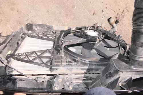 Skoda Roomster Fabia 5J Schloßträger mit Kühler Kondensator Lüfter 1.9 TDI BLS (111955)