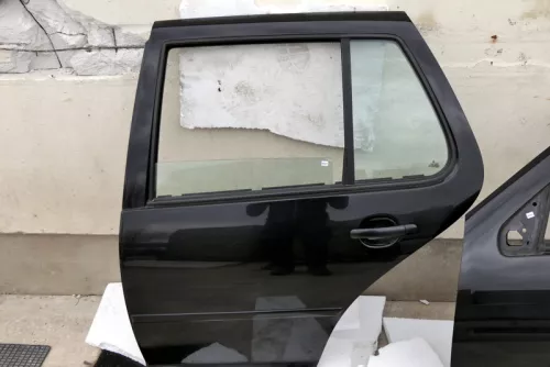 VW Golf 4 Limousine Tür hinten links schwarz L041 (KEINkombi)