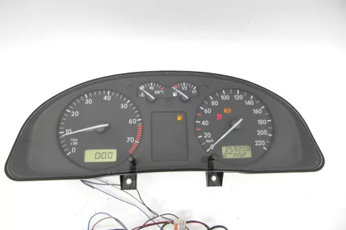 VW Passat 3B Tacho Tachometer Kombiinstrument 259.000km 09051969901 1,6 74kw AHL
