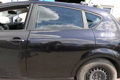 Seat Leon 1P Tür hinten links schwarz LC9Z metallic - ohne Anbauteile