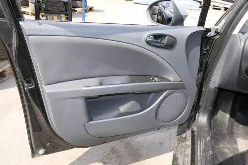 Seat Leon 1P Türverkleidung Verkleidung Tür vorne links Griff grau kometengrau