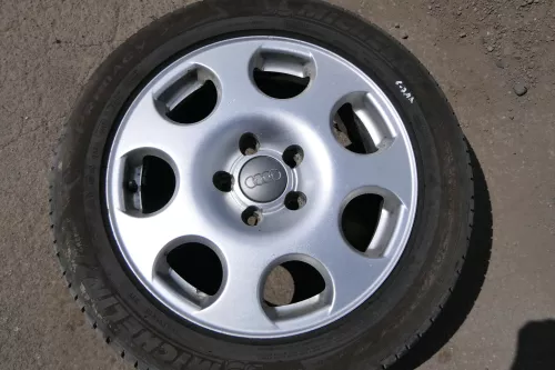 Audi A4 8E Alufelgen original 205/55 ZR16 91V 7j x16H2 ET43 8E0601025F Reifen (130407)