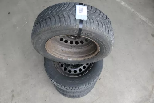 VW Golf 6 Caddy 2K 195/65 R15 91T Winterreifen M+S Felgen Reifen M&S ca. 4-5mm (141752)