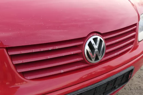 VW Polo 6N2 VW Zeichen Kühlergrill Grill rot LP3G flashrot