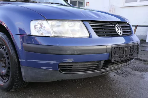 VW Passat 3B Stoßstange vorne Frontstoßstange Stoßfänger blau LR5V Grill (152525)