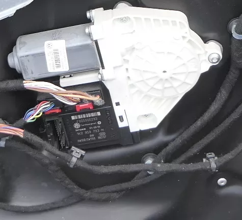 VW Passat 3C Fensterheber Motor vorne links 1K0959701Q 1K0959701AE anklappbare 