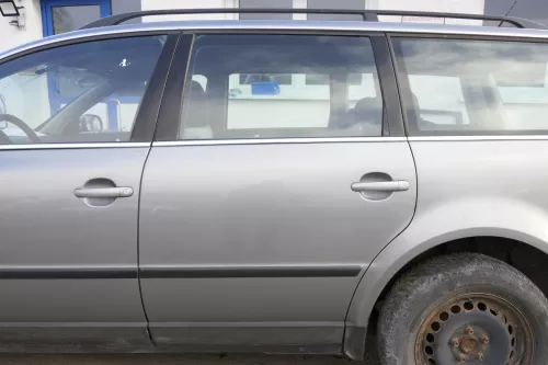 VW Passat 3B 3BG Kombi Avant Variant Tür hinten links mit Scheibe grau LD7W urba