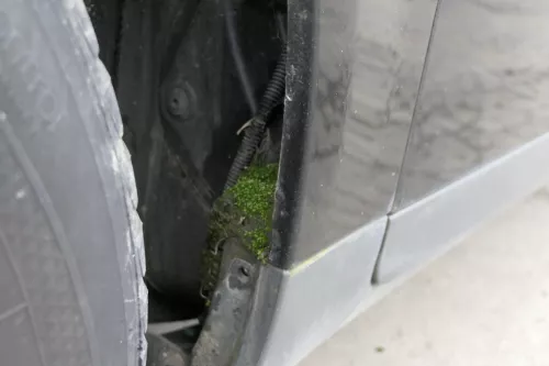 Audi A4 8E B6 Kotflügel vorne links schwarz LY9B brilliantschwarz - Delle (152814)