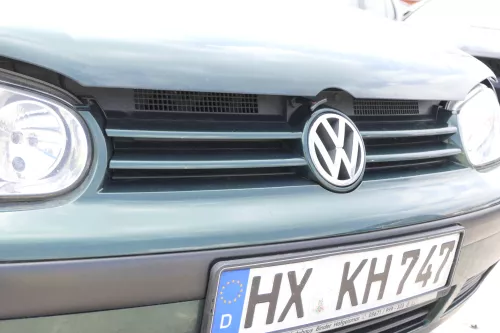 VW Golf 4 Grill Kühlergrill mit VW Zeichen Logo grün LC6M