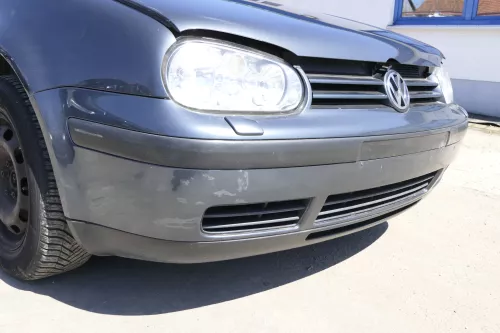 VW Golf 4 Stoßstange vorne Frontstoßstange Stoßfänger grau LC7V SWR + Kappen (156261)