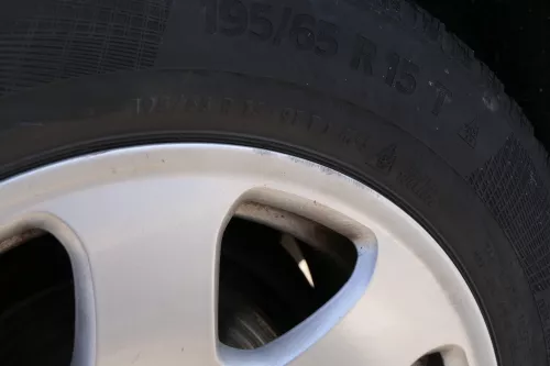 Audi A4 8E A6 4B Alufelgen 195/65 R15 91T Winterreifen Reifen 2-5mm 8E0601025 (156358)