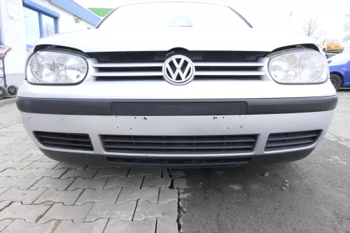 VW Golf 4 Stoßstange vorne Stoßfänger vorn vorne silber LB7Z satinsilber c