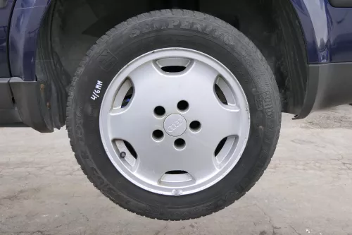 4x Audi A4 100 Alufelgen 195/65 R15 91T Winterreifen Reifen 3-6mm 441601025S