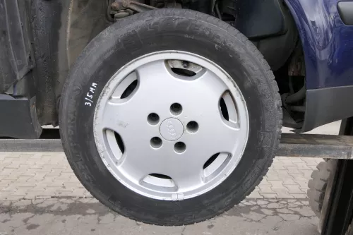 4x Audi A4 100 Alufelgen 195/65 R15 91T Winterreifen Reifen 3-6mm 441601025S (156573)