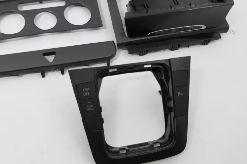 Passat 3C Mittelkonsole Verkleidung um Radio Klappe Abdeckung Dekor schwarz matt (157109)