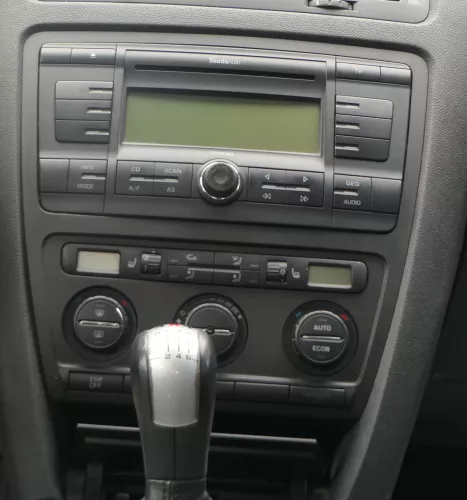 Skoda Octavia 1Z Mittelkonsole Verkleidung um Radio Blende Armaturenbrett 1Z0858 (157360)