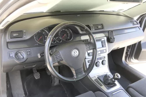 Passat 3C Mittelkonsole Verkleidung Radio Klappe Abdeckung Dekor silber/schwarz