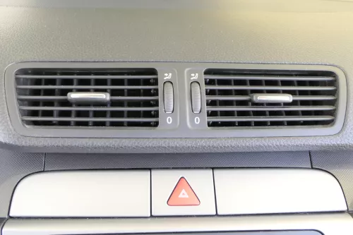 Passat 3C Mittelkonsole Verkleidung Radio Klappe Abdeckung Dekor silber/schwarz (157664)