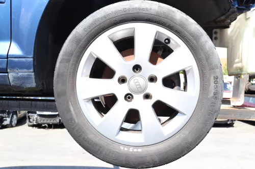 Audi A4 8E A3 8P Alufelgen 205/55 R16 91V Sommerreifen Reifen 3-8mm 8P0601025A