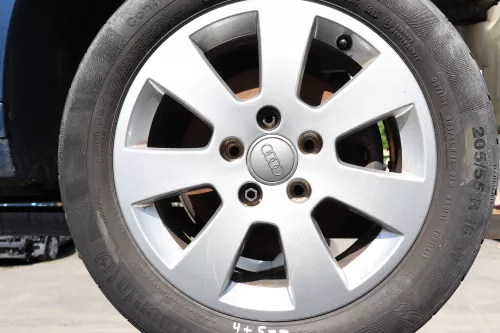 Audi A4 8E A3 8P Alufelgen 205/55 R16 91V Sommerreifen Reifen 3-8mm 8P0601025A (157981)