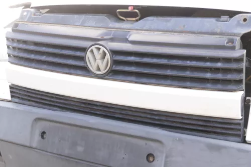 VW T4 kurze Version Grill Kühlergrill VW Zeichen Logo weiß 701853653 (158382)