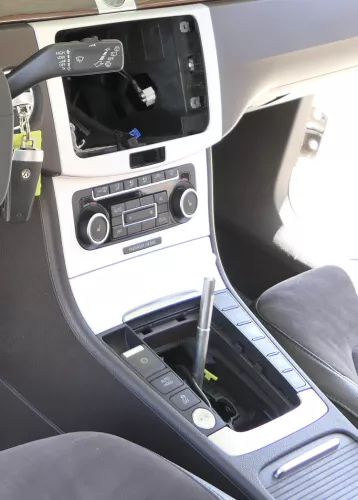 Passat 3C B7 Mittelkonsole Verkleidung Radio Klappe Abdeckung Dekor silber alu g