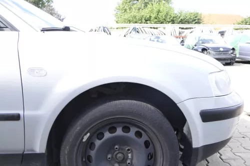 VW Passat 3B Kotflügel vorne rechts silber LB7Z