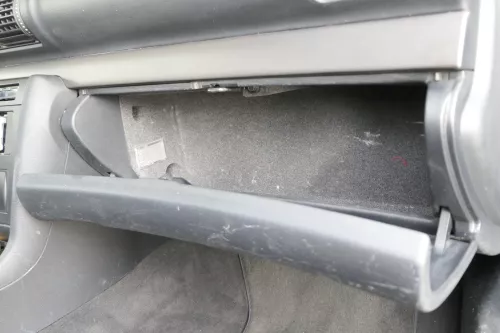 Audi A4 B5 Handschuhfach schwarz Handschuhfachdeckel Deckel Klappe Kratzer (162137)