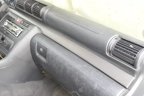 Audi A4 B5 Handschuhfach schwarz Handschuhfachdeckel Deckel Klappe Kratzer (162137)