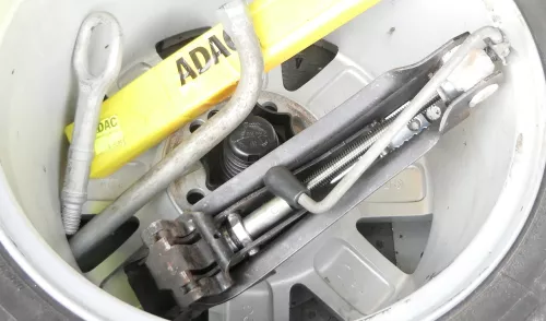 VW Golf 5 1K 6 Plus Bordwerkzeug Pannenset Wagenheber für Ersatzrad Notrad