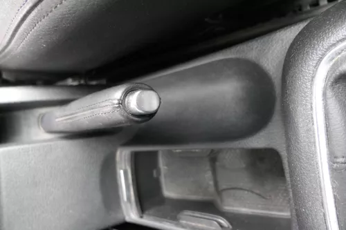 VW Golf 5 1K Plus Handbremse Feststellbremse Handbremshebel schwarz Leder Nähte (163546)