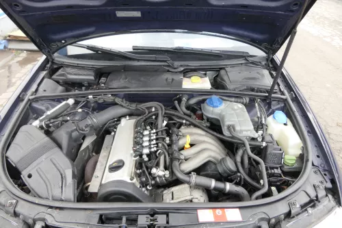 VW Passat 3B Audi A4 Ansaugbrücke Motor 1,6 75kw 102P ALZ 06B133619D