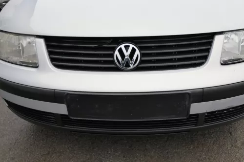 VW Passat 3B Stoßstange vorne Frontstoßstange Stoßfänger silber LB7Z grau Grill (165504)