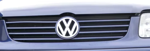 VW Polo 6N2 VW Zeichen Kühlergrill Grill blau LB5N indigoblau