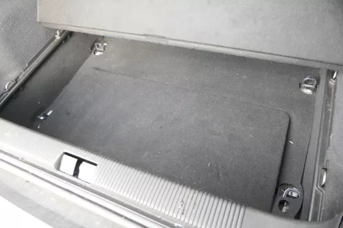 A2 8Z Verkleidung Abdeckung Kofferraum Teppich Boden Unten soul schwarz