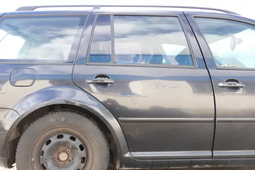 VW Golf 4 Bora Tür hinten rechts nur Kombi / Variant schwarz LC9Z -ohne Anbautei