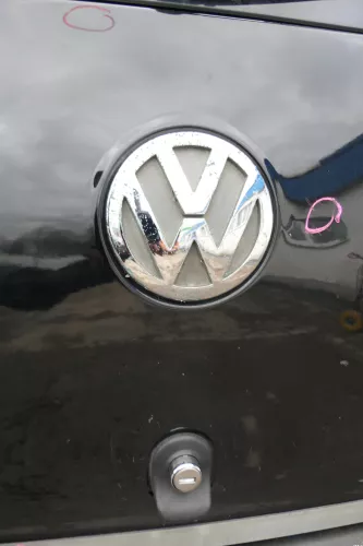 VW Fox 5Z Heckklappe Kofferraumklappe Klappe hinten + Scheibe schwarz L041 (166450)