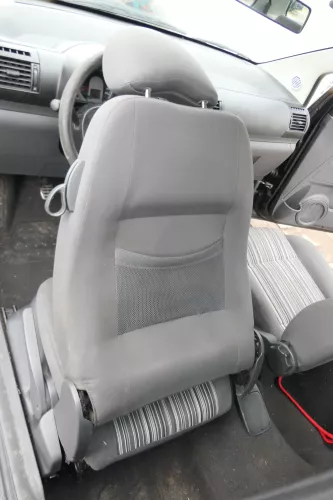 VW Fox Sitz Fahrersitz vorne links OHNEAirbag höhenverstellbar  v (166454)